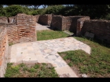 07559 ostia - regio iv - insula iii - domus su via della caupona (iv,iii,4) - raum (b) - bli ri sueden - 06-2024.jpg